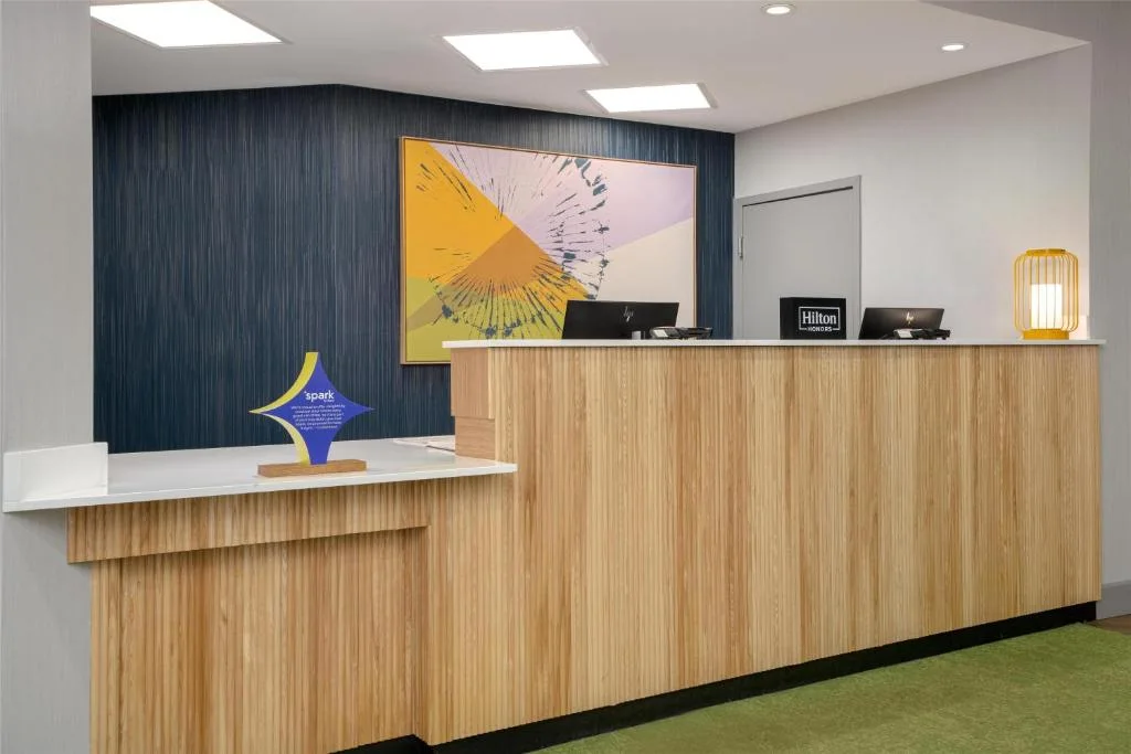 an office with a reception desk with a painting on the wall at Spark by Hilton Rahway in Rahway