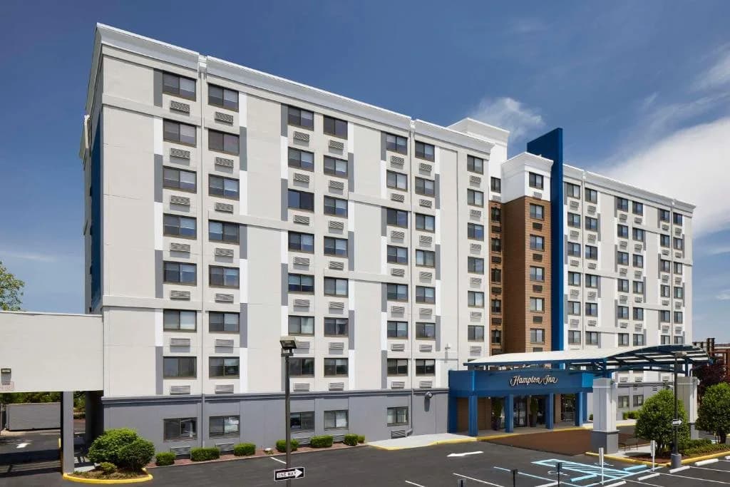 Hampton Inn Newark Airport — Booking.com photo 1