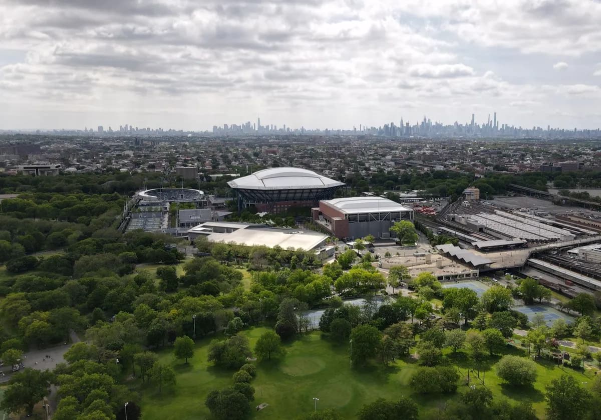 Breathtaking aerial view of Nueva York skyline, lush parkland, and architectural landmarks.